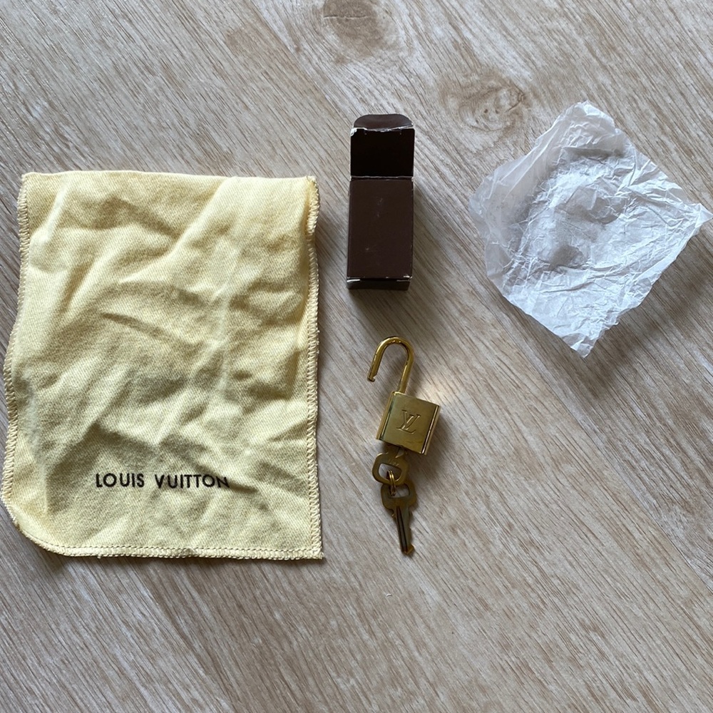Louis Vuitton original speedy bag lock with key
